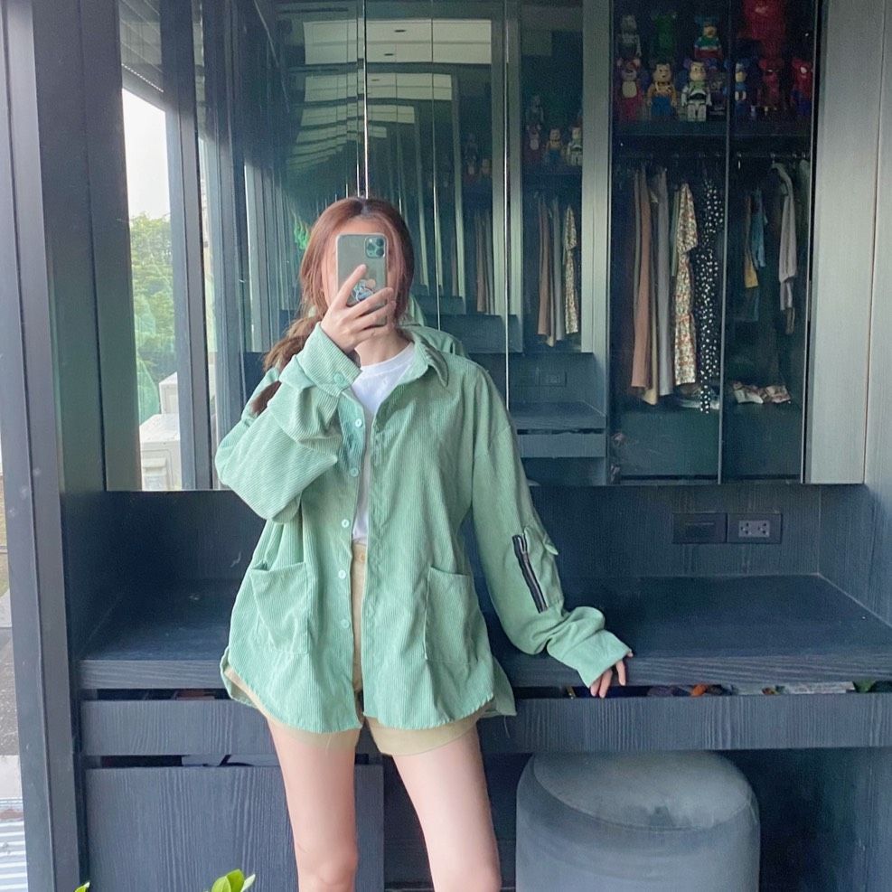 layann_clothes's tweet photo. 💚 ลูกฟูกซิปแขน 🧡
🏷 280฿ - free reg 🏷

เสื้อคลุมลูกฟูกทรง oversize
ไหล่slove แขนข้างขวามีแต่งกระเป๋ารูดซิป ทางร้านใช้ผ้าลูกฟูกโทนสีพาสเทล ใส่แล้วได้ลุคน่ารักๆชิคๆ 
• มี 2 สี เขียวมิ้น,ชมพูนม
• ขนาด ( นิ้ว )
อก50 รอบแขน16 ข้อมือ10 ยาว27 

#Layann_clothes https://t.co/hYAQzzTh3Q
