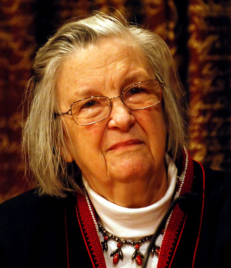 In this piece,  @a_vansi interviewed political theorist  @Anothergreen on Elinor Ostrom's contribution to the left, and how her work can fit with democratic confederalism being developed in Rojava http://unevenearth.org/2018/01/why-the-left-needs-elinor-ostrom/