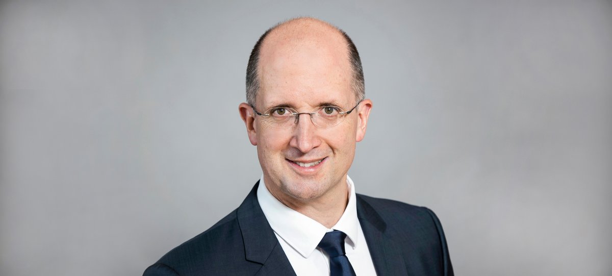 ekir_de's tweet photo. Dr. Thorsten Latzel ist bei der #LS2021 zum Präses der @ekir_de gewählt worden. Damit wird der Direktor der @ev_akademie der erste Präses der rheinischen Kirche, der nicht aus deren Gebiet stammt.
https://t.co/Mya3yPaqYO
@Thorsten_Latzel https://t.co/T0UbXzgRDo