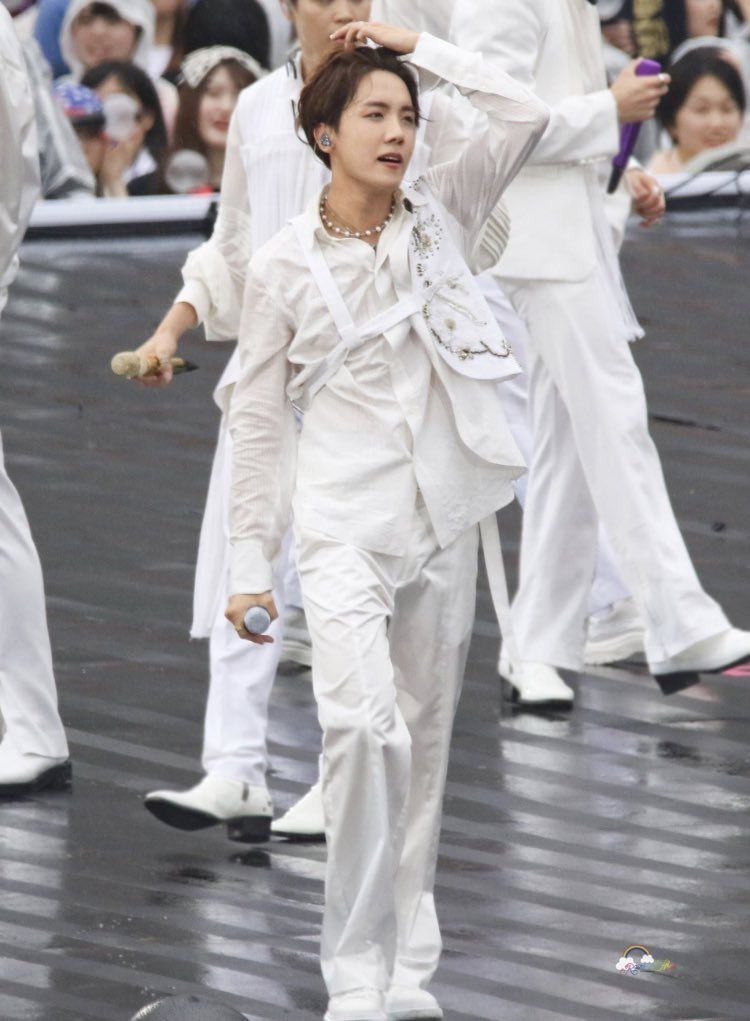 Jung Hoseok owning the stage— a dangerous thread;