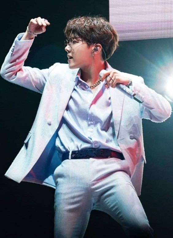 Jung Hoseok owning the stage— a dangerous thread;