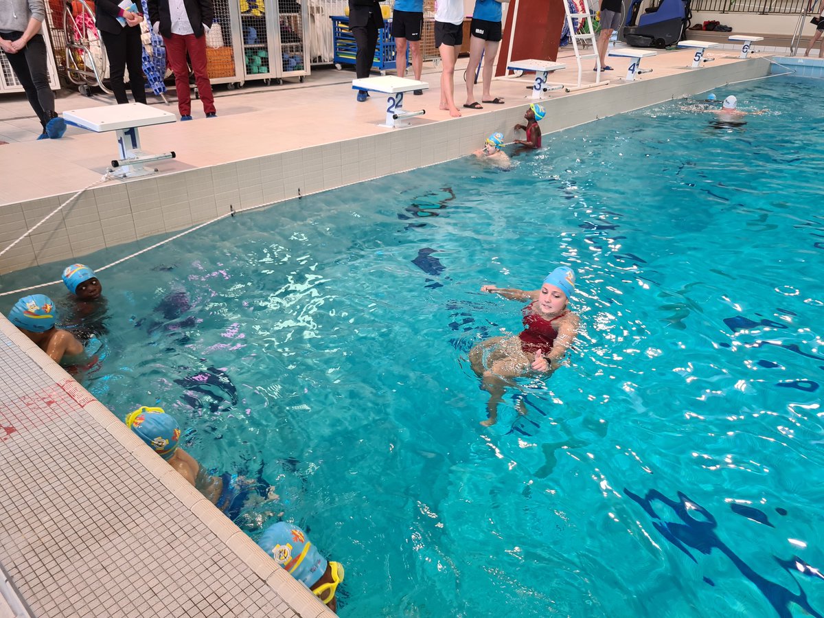 Déplacement de <a href="/RoxaMaracineanu/">Roxana Maracineanu</a> dans la #Vienne86 : Séquence à la piscine de la Ganterie
▶️ Observation de la #ClasseBleue avec les élèves de l'école maternelle Micromegas et échanges avec les stagiaires en formation 
#AisanceAquatique 
#PreventionDesNoyades