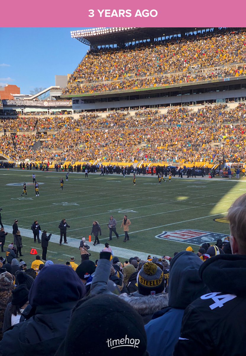 tiffyt23's tweet photo. Hey ⁦@chrishemsworth⁩ remember when you were in Pittsburgh 3 years ago?! I do!! #steelers #thor https://t.co/qmnOkvPHtA