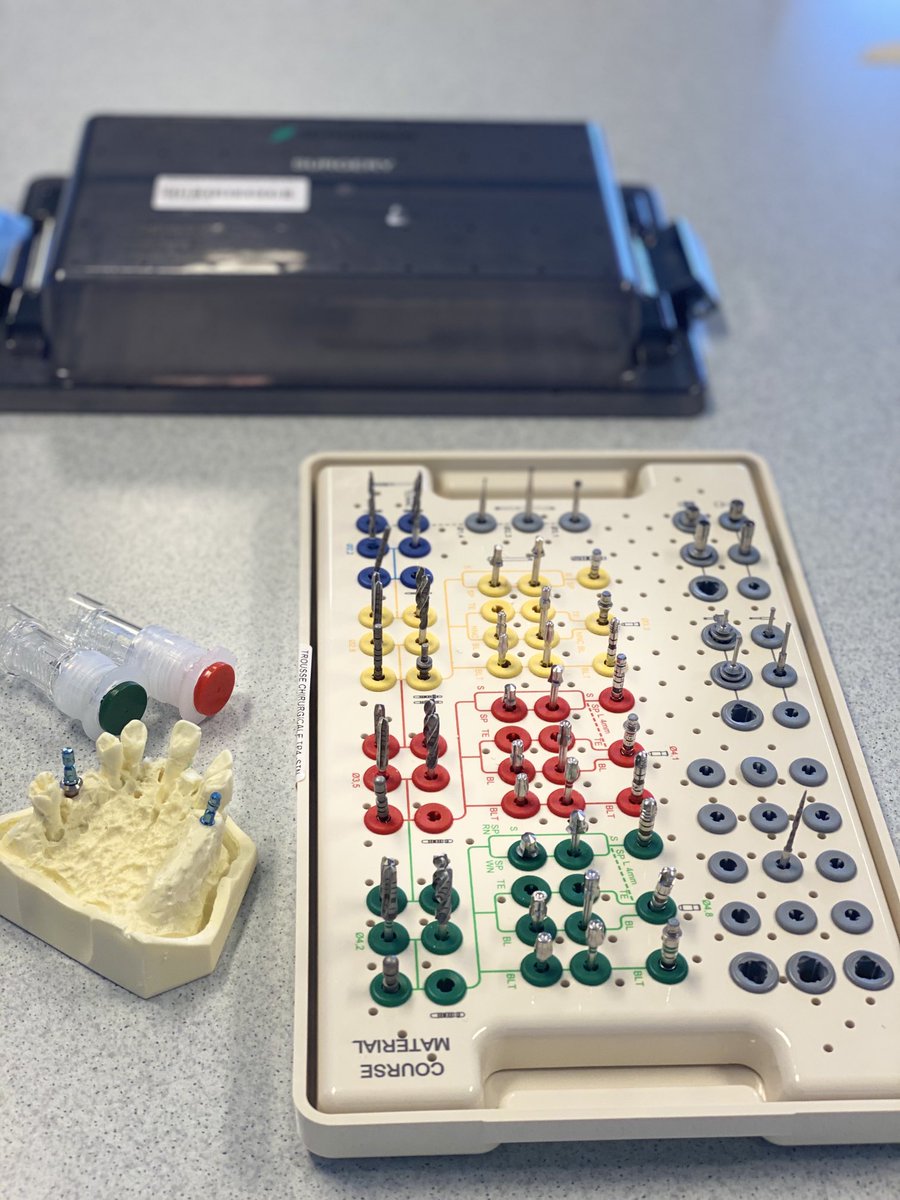 Sylvieb29's tweet photo. Journée de formation #DU Implantologie @UBO_UnivBrest @CHRU_Brest @ChirurgieOrale #rehabilitation #sourire #mastiquer #osteointegration https://t.co/FmGOVbIYHX
