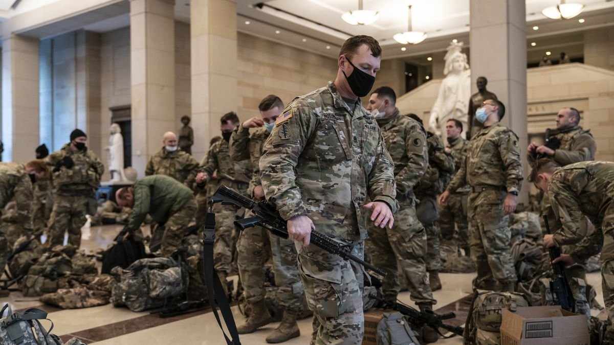 SaltyCracker9's tweet image. DC says nobody should come to Joe's inauguration b/c wuflu is super duper deadly. Then they bring in 30k troops and stuff them into one room. This is all bullshit and we see it.