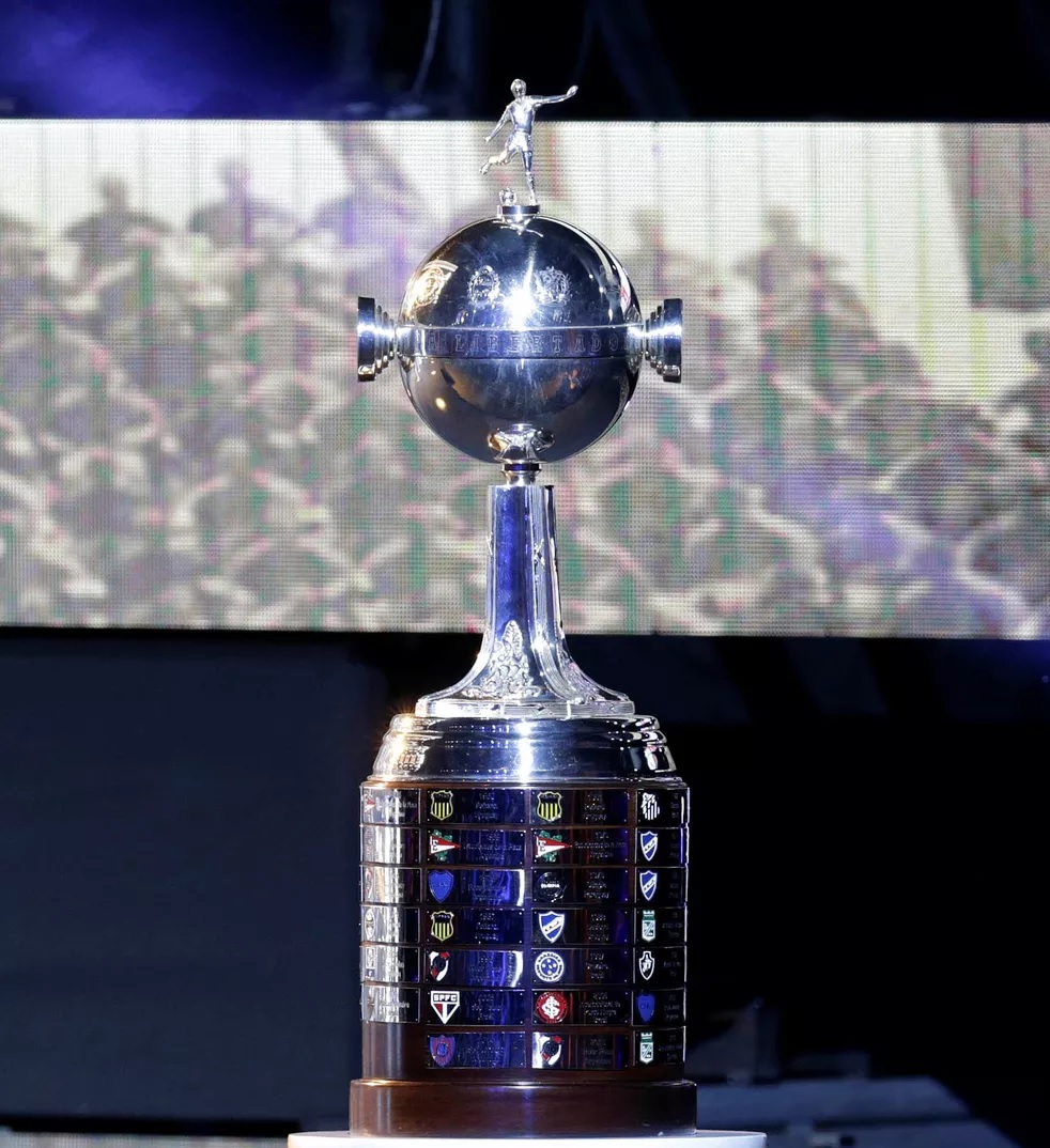 Em 61 anos da Taça Libertadores da América, apenas em 4 ocasiões a final foi disputada por 2 equipas do mesmo país:
2005: S. Paulo vs Atlético Paranaense (1-1/4-0)
2006: Internacional vs S. Paulo (2-1/2-2)
2018: River Plate vs Boca Juniors (2-2/3-1)
2020: Palmeiras vs Santos ( ) https://t.co/cNPXJiCgTg