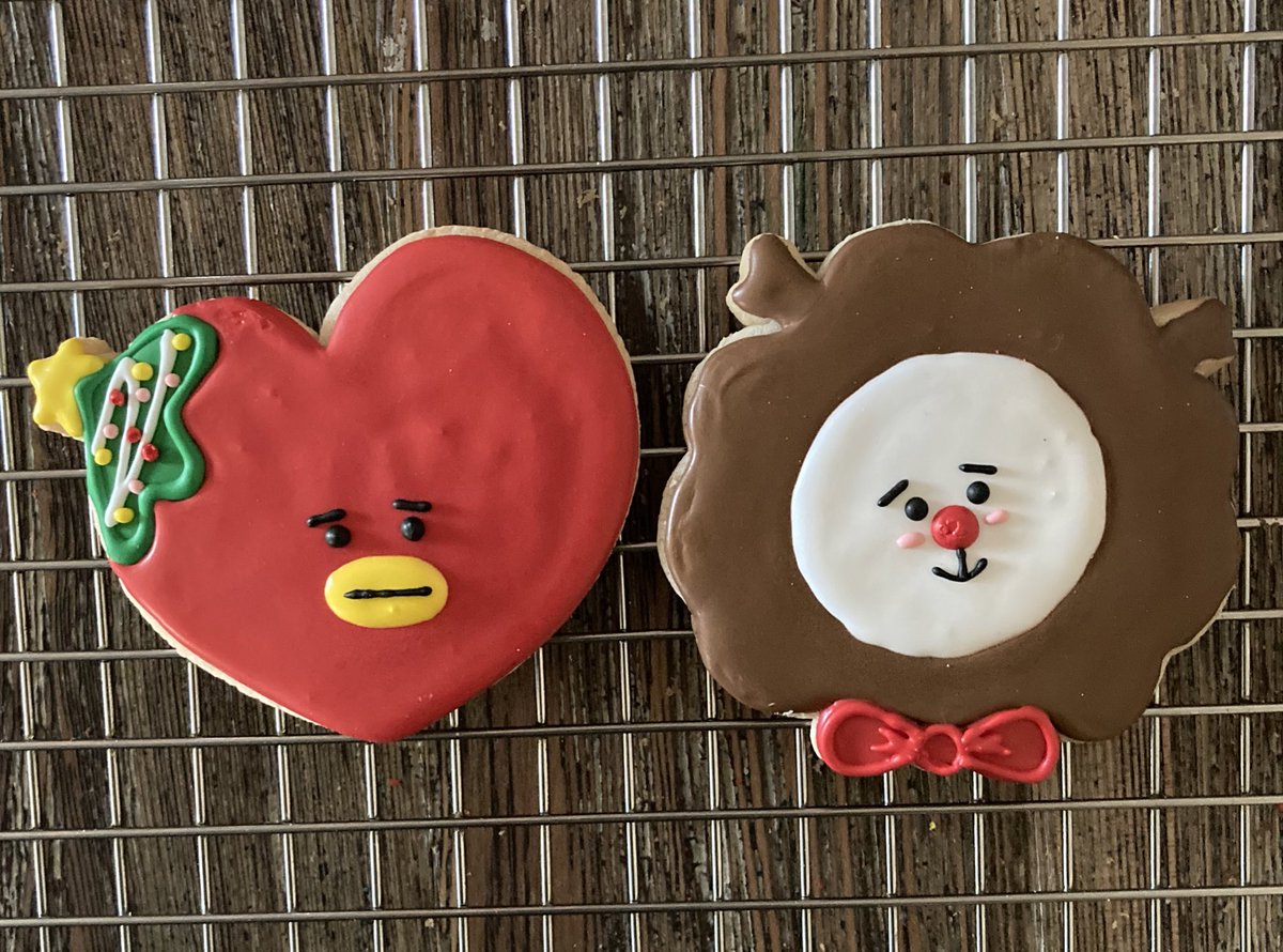 LeasSweetBox's tweet photo. Should I still do Christmas RJ and TATA cookies or switch to Valentine?? Comment what you want to be sold @btscalinoonas1 “Winter TaeJin Land” 🤔(photo below is Christmas version)
#bts #cupsleeveevents #cafeevents #socalarmys #socalcupsleeves #btscafeevents #taejin #btscupsleeve https://t.co/P5VuPigIo6