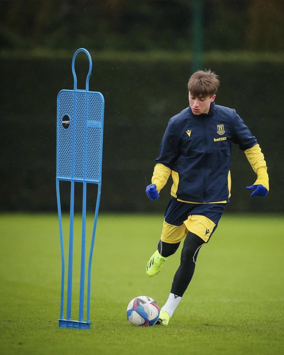 Jack Clarke (@jackclarke09) on Twitter photo First day <a href="/stokecity/">Stoke City FC</a>🤍❤️ Delighted to join this club on loan and very excited for the remainder of the season First day <a href="/stokecity/">Stoke City FC</a>🤍❤️ Delighted to join this club on loan and very excited for the remainder of the season