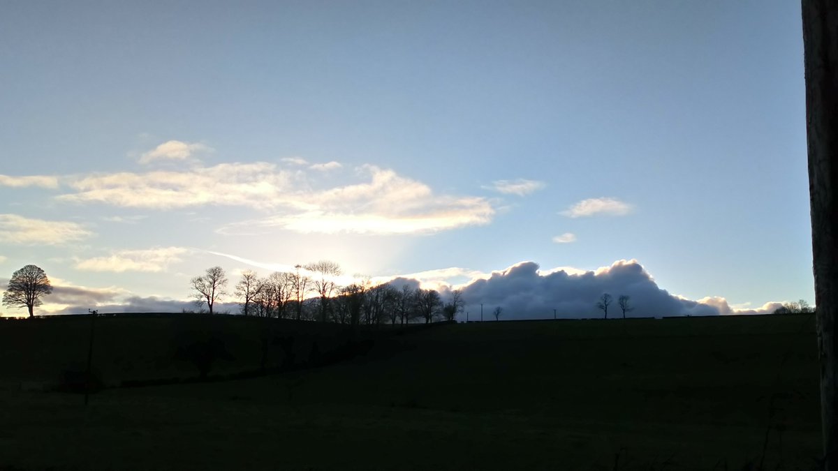 Blue mountains
Sunset projects bright
Light on clouds

(3.8 km from home) 

© #AndreaCConnolly
14.1.2021
#haiku #botaiku #mpy
#photography by #AndreaCConnolly