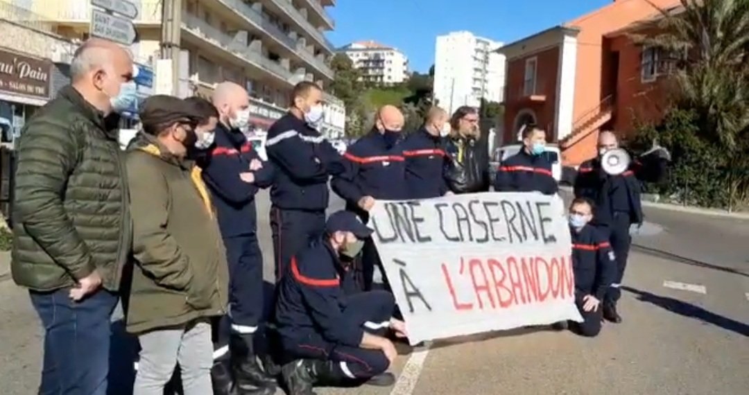 #CoreInFronte soutient les pompiers de Bastia qui dénoncent un manque criant de moyens et d'effectifs.
La caserne de Bastia est dans un état d'abandon total : Ce n'est pas acceptable.
L'Exécutif, le @sdis2b, @GuyArmanet et @ALSantucci doivent prendre leurs responsabilités.