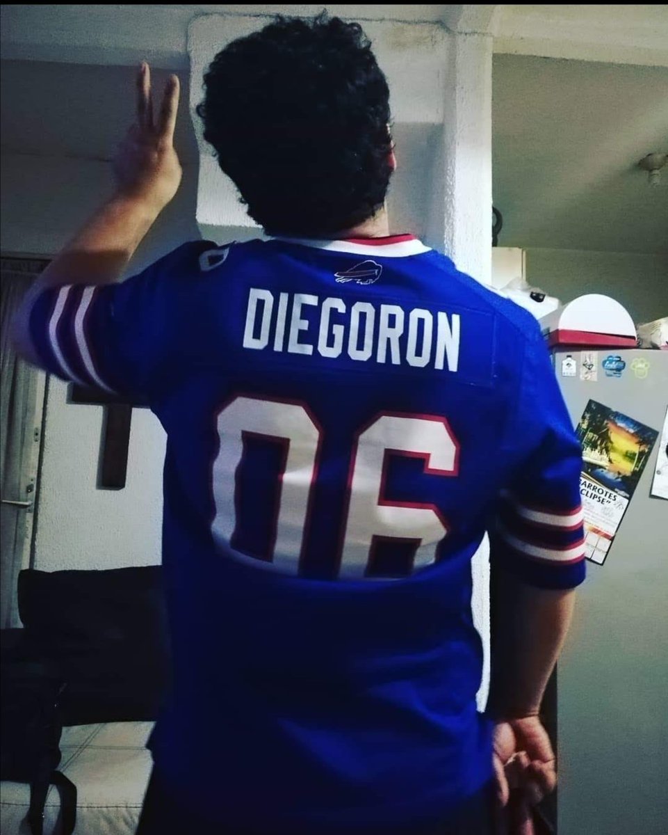 No necesito para verte ir tan lejos
Ni tampoco para hablarte oír tu voz
Cierro los ojos y al instante estas aquí
Te veo tan feliz, la calma vuelve a mi...
¡Le extraño!  🐙🖤
#1AñoSinPulpomo