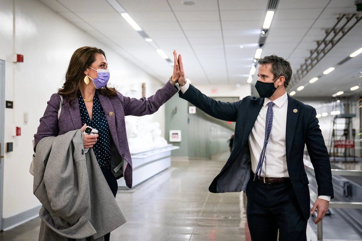 Quite the photo from @AnnaMoneymaker of pro-impeachment Republican Reps. Jaime Herrera Beutler and Adam Kinzinger in today's New York Times. nytimes.com/2021/01/13/us/…