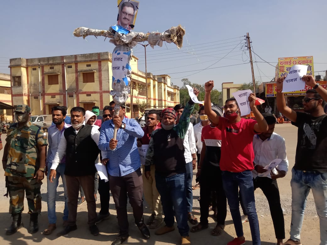 RajayadavNSUI's tweet image. लगातार किसानो के बारे मे अभद्र टिप्पणी कर रहे जो मानसिक तौर पर पागल हो चुके राजनांदगांव सांसद @santoshpandey44 को राजनांदगांव NSUI ने  जिला अस्पताल मे करवाया भर्ती ।।