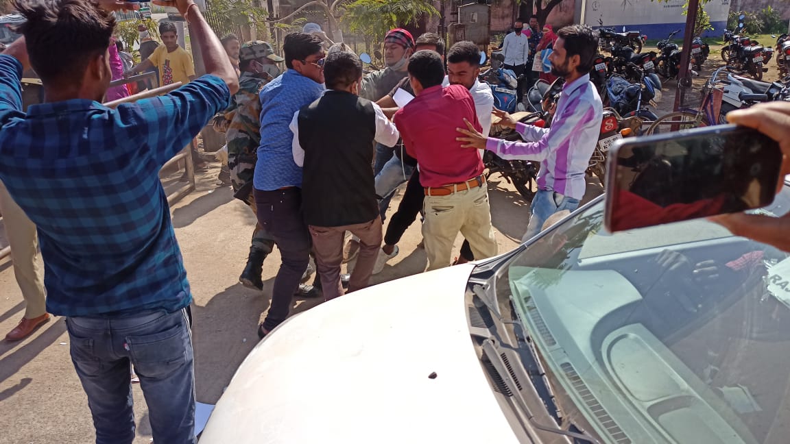 RajayadavNSUI's tweet image. लगातार किसानो के बारे मे अभद्र टिप्पणी कर रहे जो मानसिक तौर पर पागल हो चुके राजनांदगांव सांसद @santoshpandey44 को राजनांदगांव NSUI ने  जिला अस्पताल मे करवाया भर्ती ।।