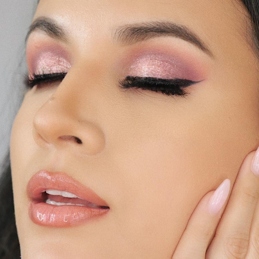 HardCandyLife's tweet image. Pretty in pink🌸✨
@adrilunamakeup wearing #LookPro Eyeshadow Palette in &apos;Blushful Nudes&apos; +
#Glitteratzi Eyeshadow Duo in &apos;Cosmo Queens&apos; 
 hardcandy.com/products/blush…