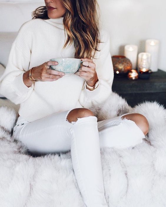 We love wearing an all white winter outfit with our dark tan. It really makes the tan pop and is such a timeless look. #xentan #tan #tanning #selftan #sunlesstan #winterwhites #whiteoutfit #darktan #bronzedskin #glow