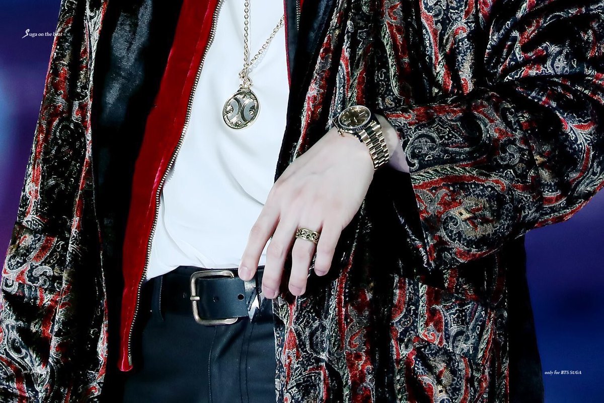 Yoongi's Vieny wrists decorated with Rolex watch hits different