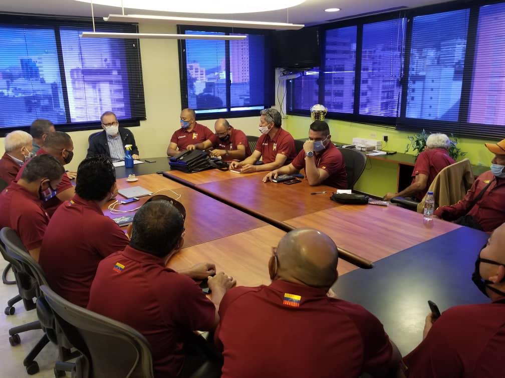 TDF1039's tweet photo. Via @JairoCadenasM
Arranca la pugna por la presidencia de la @FVF_Oficial se presentó @ernestomuller13 junto a 17 presidentes de asociaciones de asociaciones de fútbol.
Mantuvieron reunión con el pdte. Del Comité de Regularización.
#TDF993 #Noticias #FVF https://t.co/UIFBev8aWq