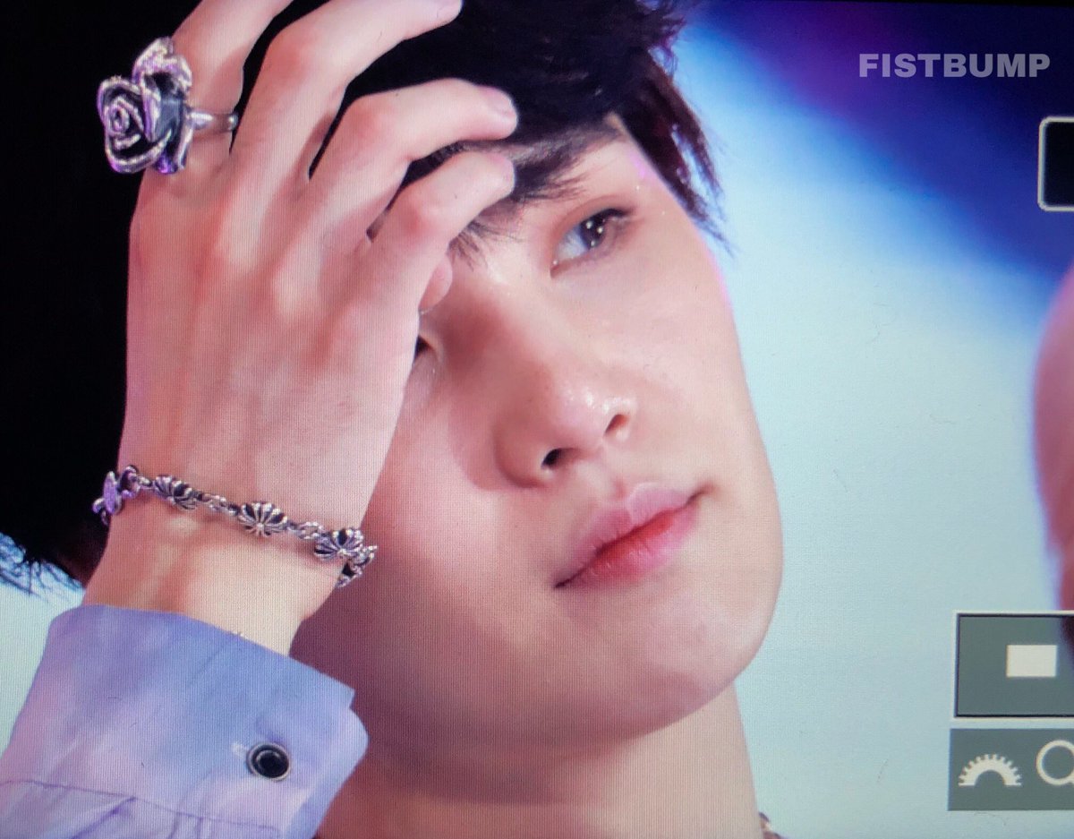 Yoongi with these bracelet, also his rose ring, so pretty