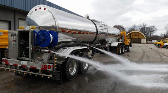 MoDOT_KC's tweet image. ⚠️Winter Weather/Traffic Alert: Because of the incoming #snow in the KC metro area, we're rolling out the "Salty Dog" to treat the roads ahead of time. Look for this monster in the downtown area around noon today. Give 'em room! #kctraffic