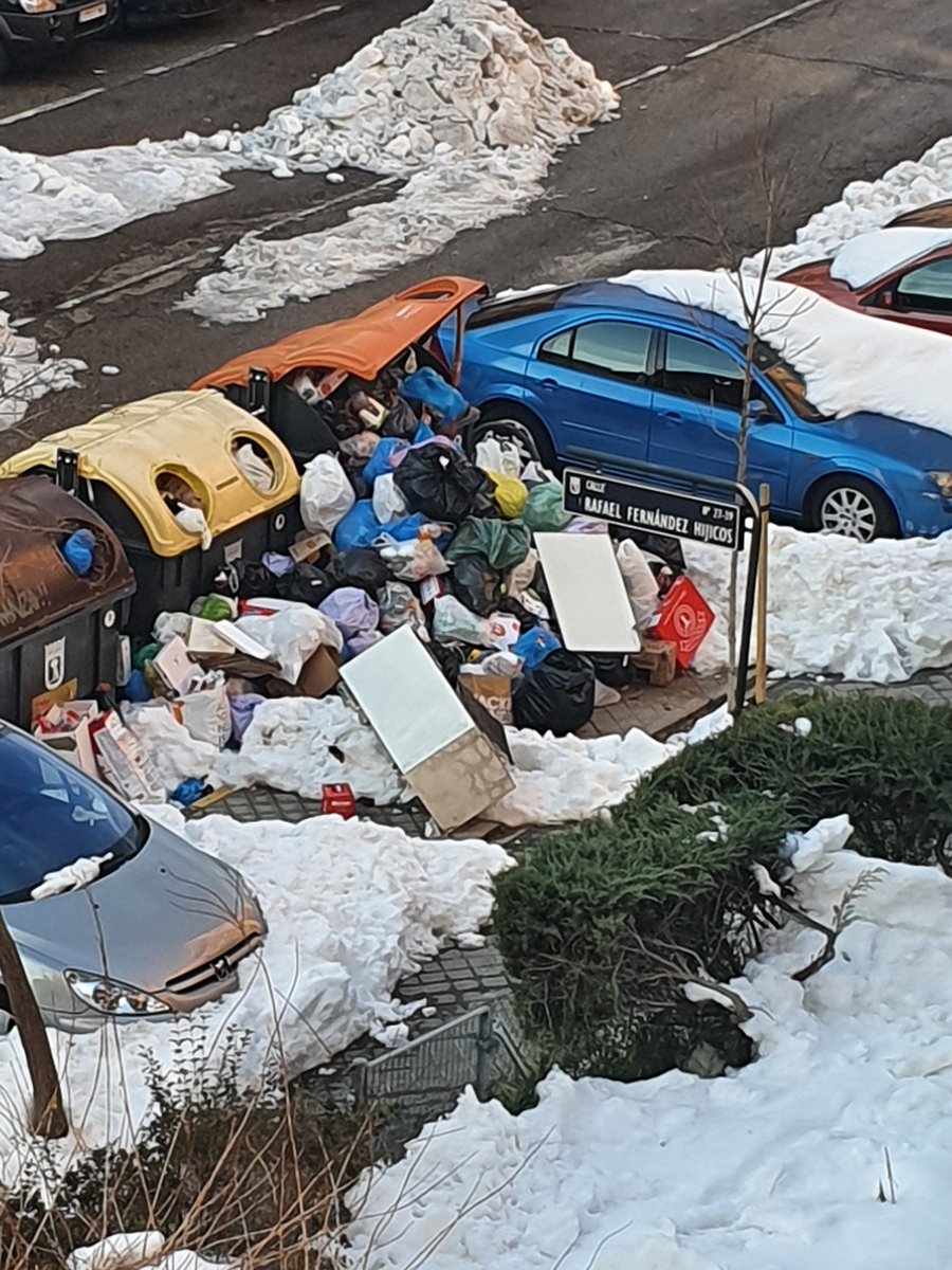 FRAVM's tweet photo. Conoces el mapa de #IncidenciasFilomena ? Lo hemos puesto en marcha hoy para publicar información y fotos de incidencias no resueltas en los municipios de la Comunidad de Madrid. Si quieres hacer pública una incidencia, el formulario es muy sencillo: https://t.co/VvkAcYLoQX https://t.co/HwBsaMyGMp