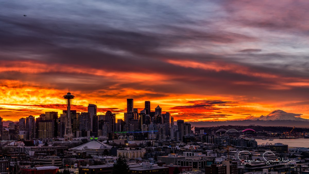 sigmas's tweet image. Good Morning, #Seattle! Another gorgeous morning, hope you got to see this fabulous #sunrise. Mount Rainier looked great with those lenticular clouds!