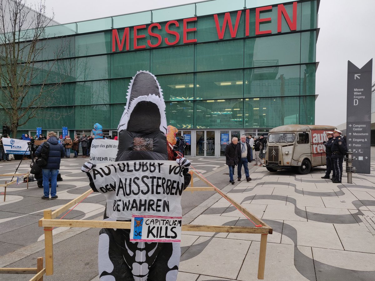 SystemChangeAT's tweet photo. Neben den Lügen von mehr Freiheit & Sicherheit mit neuen Autos, versucht es die #Autolobby auf der #ViennaAutoshow auch mit #Greenwashing: E-Autos werden als Scheinlösungen für den Klimakiller Nr. 1 in Österreich präsentiert. Dabei sind die Umweltbilanzen von E-Autos katastrophal https://t.co/CahByBnipq
