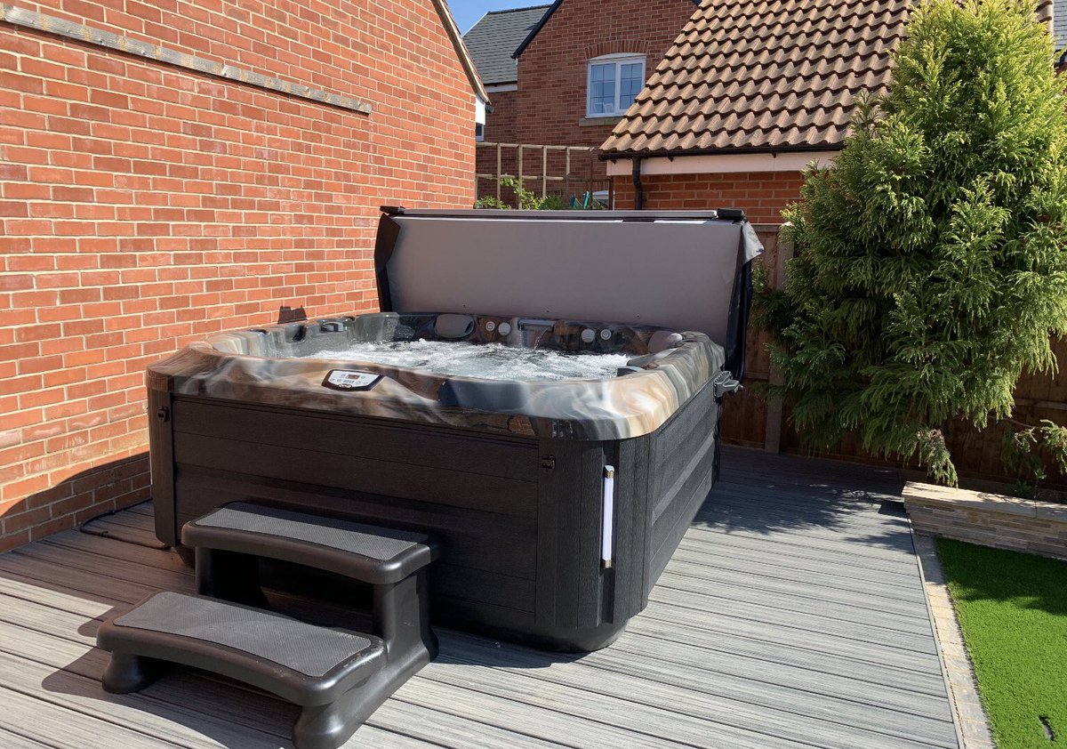 bhtubs's tweet photo. Winter is the best time to use a Jacuzzi. We are still currently delivering and installing contact us today to find out more!🌊🖤
#jacuzzi #bhtubs #winter #family #fun #warmth #wellbeing #health #stayhome #swiperight https://t.co/z8X3siIq3G