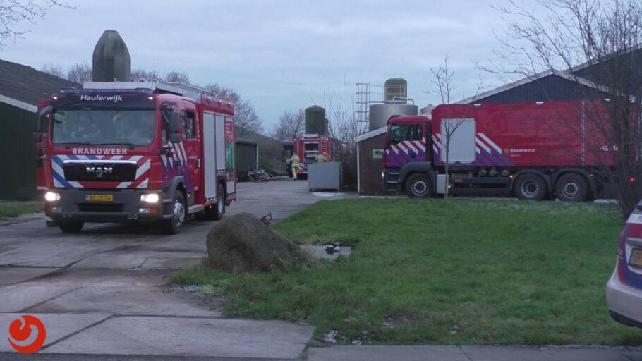 Heftruck in brand in stal - DONKERBROEK – In een stal aan De Pegge brak donderdagmiddag brand uit.