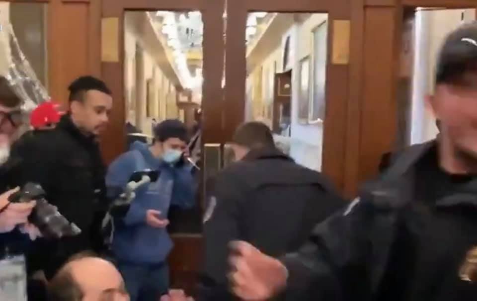 19/ In fact, John Sullivan can be heard in the video encouraging people to join him as he pushed his way through police barricades.  https://www.deseret.com/utah/2021/1/7/22219733/utah-activist-inside-u-s-capitol-says-woman-killed-was-first-to-try-and-enter-house-chamber-sullivan