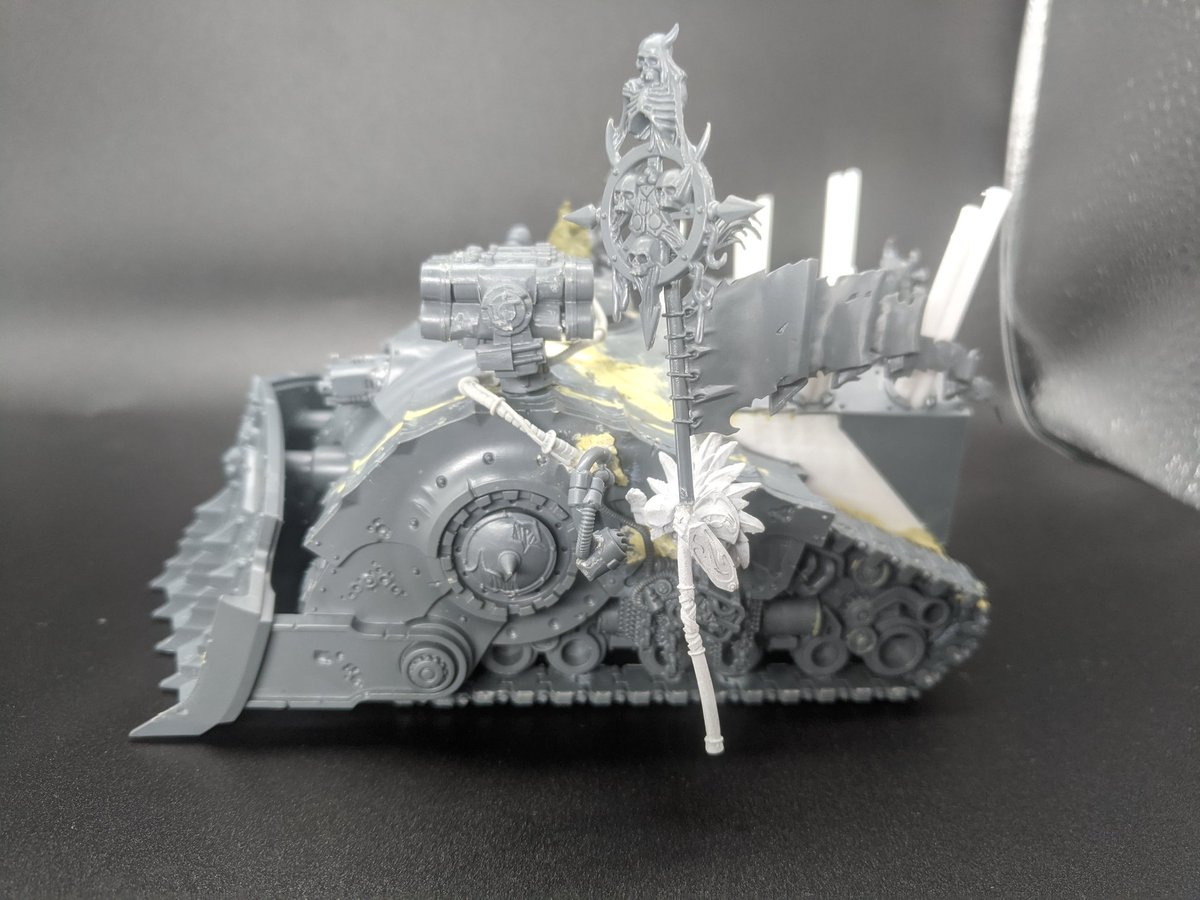 The Heralds and their transport are usually the first thing in the Rusted Harvest army to be seen, it is always the first thing to be heard. A Never-born whispering for the opposing force to give in and join the King in Orange for he will make all pain go away with his blessings.