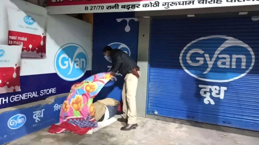 JeevanUdgam's tweet photo. Humanity of Varanasi police @SIPrakashSingh @varanasipolice https://t.co/tHCnQSAJHk