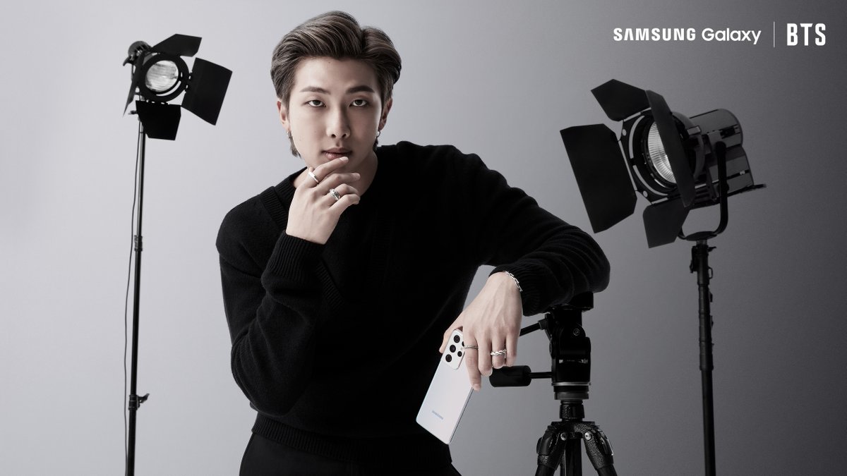 📸: @BTS_twt’s #RM with the new #GalaxyS21 is a whole mood. #GalaxyxBTS Learn more: smsng.co/S21U_BTS_tw