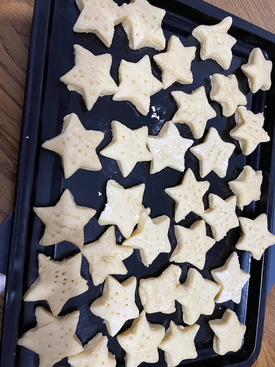 Maninde11479527's tweet photo. @HollyfieldPri My lovely girls made some delicious biscuits last night before they went to bed after dinner as it was for Nisha’s homework.😋 https://t.co/qw4TfrDyXU