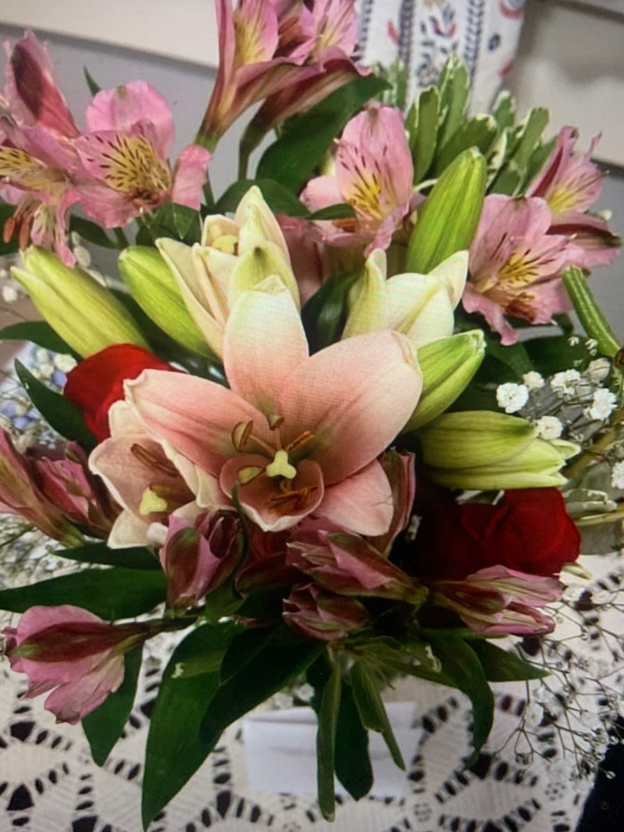 Aillise's tweet photo. @FromYouFlowers i ordered 2 ordered of flowers from you and what arrived was half the size, not the same flowers and half of them were dead. I’d like to speak with someone about this. https://t.co/6m9h8eGgTX