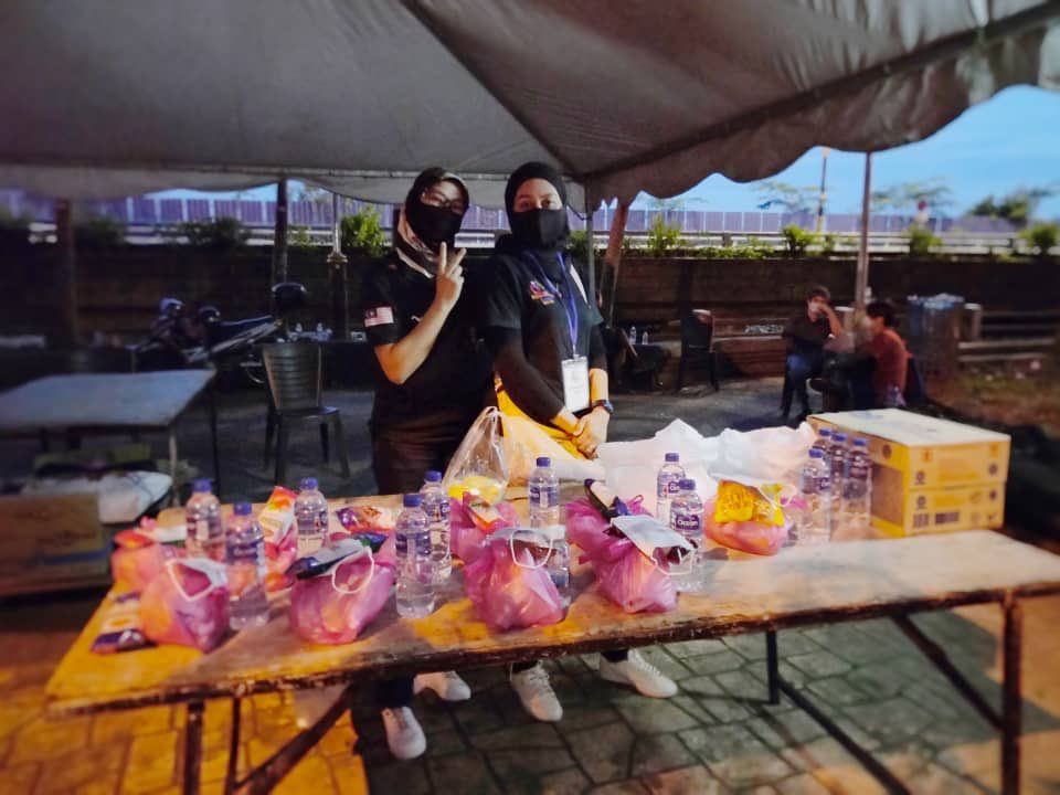tenkuaisy74's tweet photo. 14/1/2021 -Taman tun lanang solo hari ini.tanpa skuad antidadah daerah jb.Xpe ad rezeki sy bwk mereka yup ydp.tq kak jemput sy.semoga kta semua bantu apa yg ptot pd insan2 gelandangan di jb.#ajkrohani #skuadantidadahdaerahjb #DadahTerkawal2025 #ikasih #pbsm #mbjb #jkm #pdrm #jmf https://t.co/tjPWUtGSc7