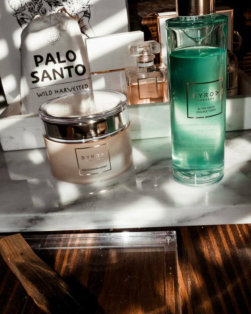 Jamiellanders's tweet image. One of my favorite toners for 2020 is the @byroe_official bitter green essence. It’s so gentle, hydrating, and ultra soothing! It’s a highly favored for its mega dose of antioxidants and 33 different greens!⁣
⁣
- smooths texture ⁣
- great for prematu… instagr.am/p/CKCIDrYH7e5/