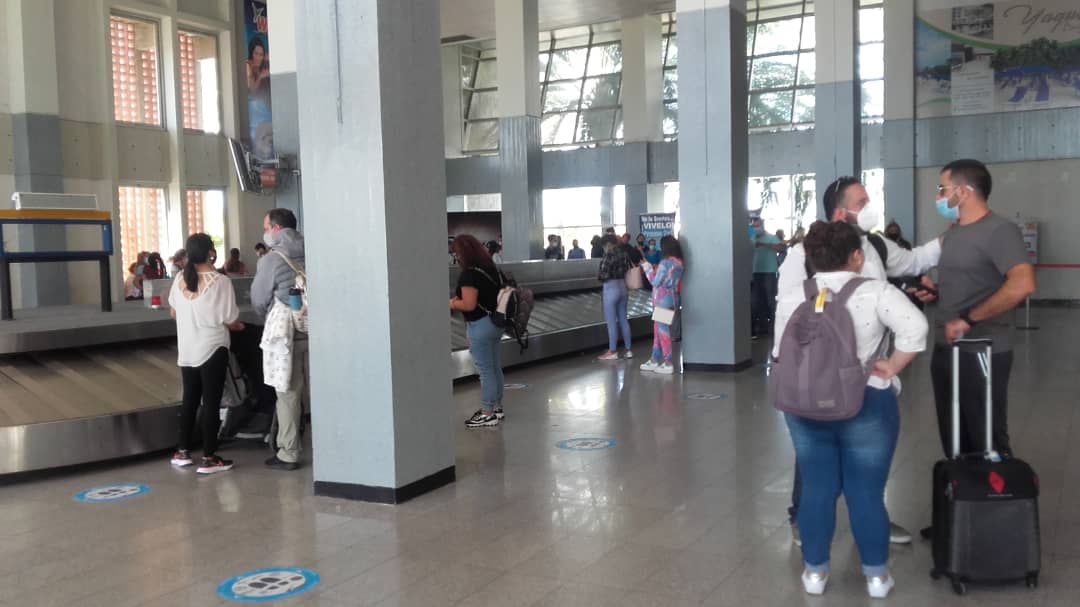 baer_ve's tweet photo. #14Ene | #ReporteBAER ¡La Perla del Caribe ofrece sus bondades, para que disfruten una estadía placentera! Desde @BAERVenezuela supervisamos el cumplimiento de los protocolos de bioseguridad por parte de los usuarios, que arriban al @aeroporlamar en Nva. Esparta ✈️
#GraciasRusia https://t.co/FeT3Dfhc4m