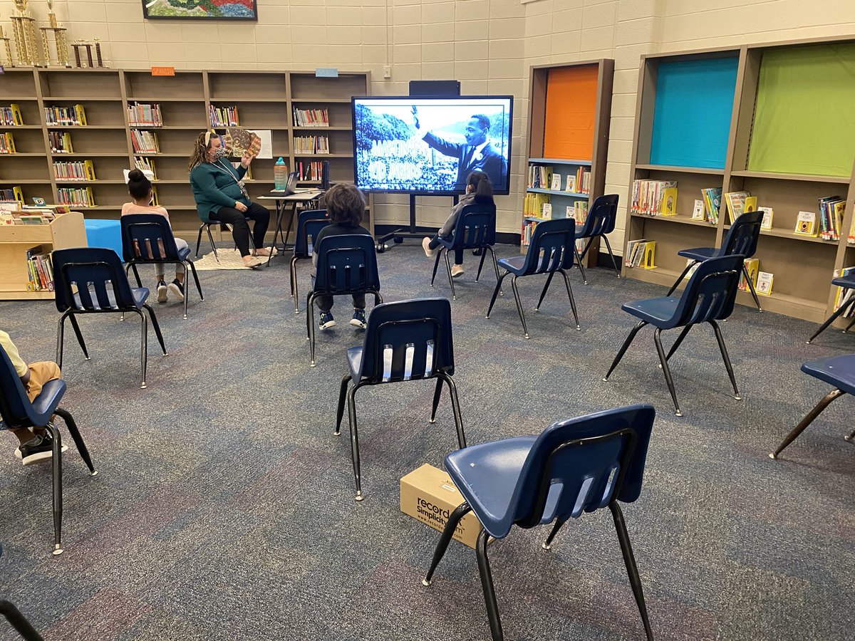 MrsWallace2nd's tweet photo. Shout out to our awesome librarian for giving lessons that directly tie to what we are learning in our class!! #martinlutherkingjr #librarylesson @BirneyBobcats https://t.co/eVrpc8bcpF