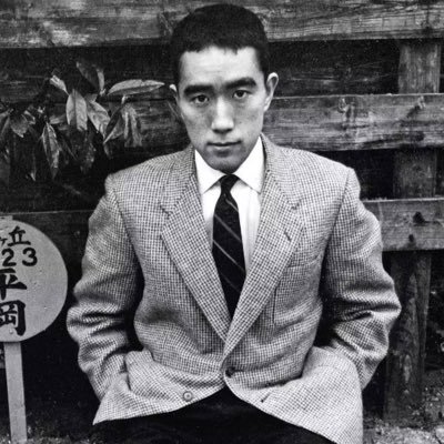literlandweb1's tweet photo. "Solía ​​tener miedo de estar solo. Ahora tengo miedo de tener a la gente equivocada a mi lado".
Yukio Mishima #BOTD 1925 https://t.co/BqyL3asNlg