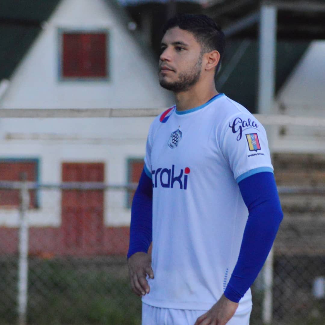 DieelVzla's tweet photo. El polivalente Anthony Matos (@anthony5gabriel) con nuestro uniforme Dieel en la #LigaFutve 2020 defendiendo los colores negriazules @MinerosGuayana

¡Dieel viste tu #pasión! 🔥👍🏻 https://t.co/NeWUD8Suqw
