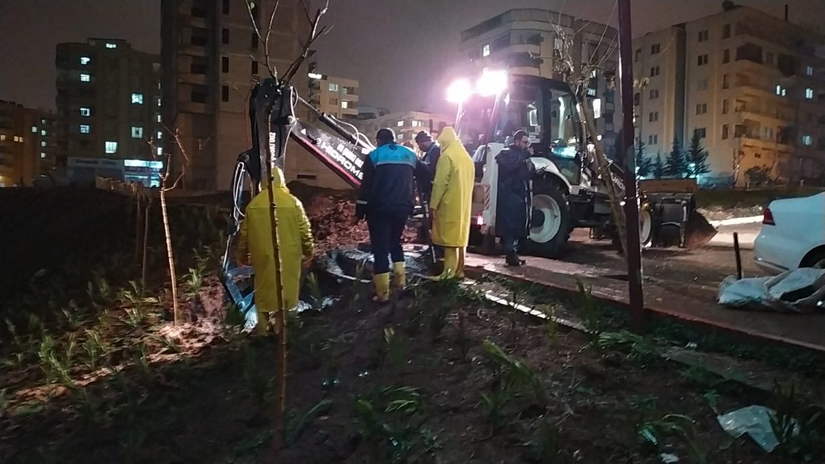 ŞUSKİ Genel Müdürümüz Muhammed Said Güllüoğlu, İçme Suyu ve Kanalizasyon Daire Başkanlığını ziyaret ederek Daire Başkanı İbrahim Halil Aslan Şube Müdürleri Mahmut Uyar ve Ömer Aksak ile birlikte sahadaki son durumu değerlendirdiler.

#YaparsaZeynelBaşkanYapar #ŞuskiHizmetinizde