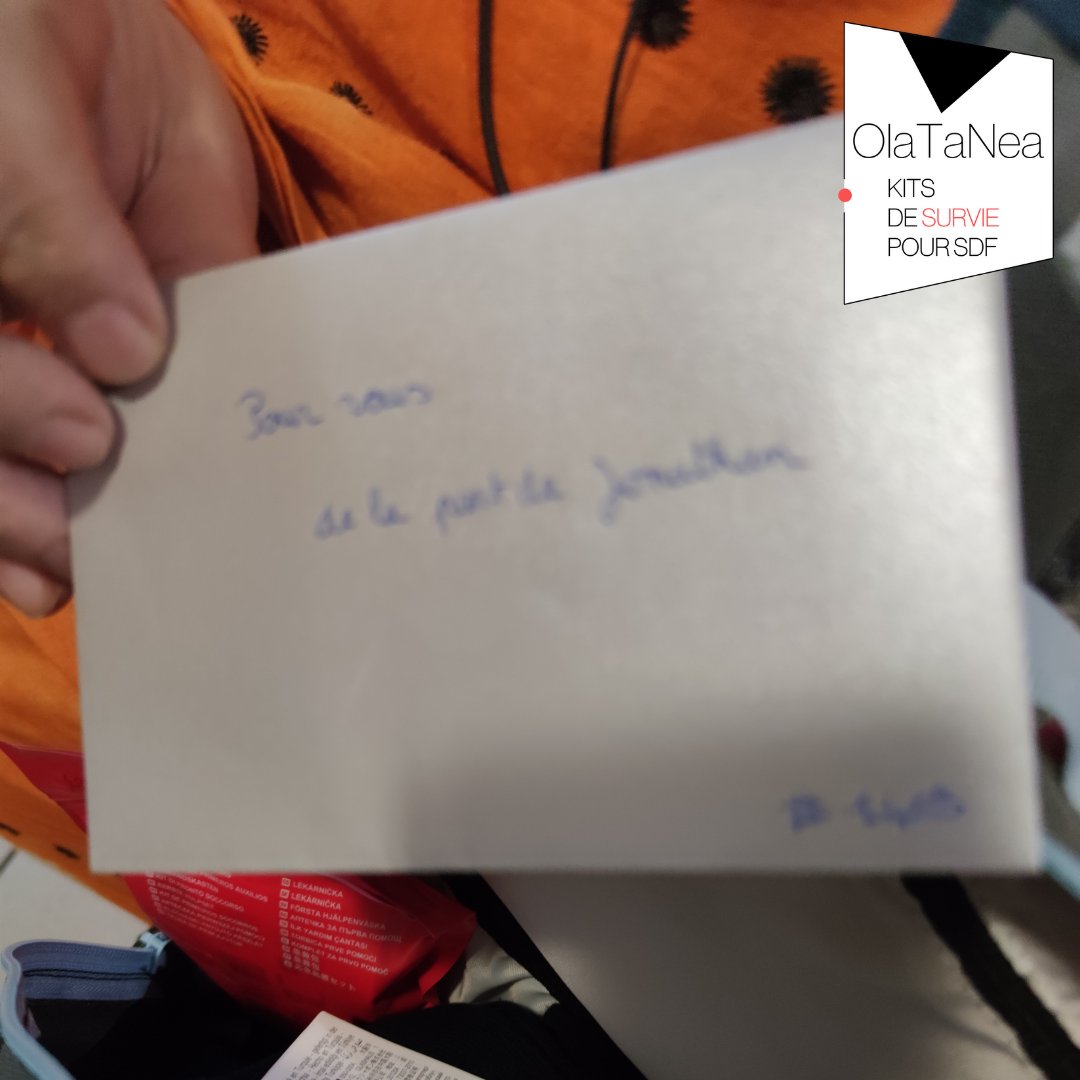 0latanea's tweet image. 💧 1ère photo floue car Milouda n'a pas pu retenir ses larmes en lisant le mot que Jonathan a laissé dans le Kit Textile Chaud @0laTaNea

💗 Le réconfort matériel est conséquent mais notre mission c'est de montrer à chaque personne qu'elle est importante

#Solidarité #SDF