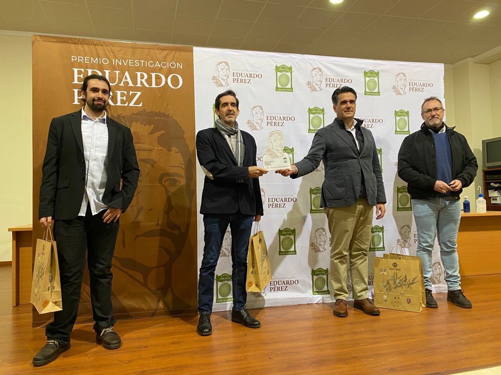 🗣III Premio de Investigación ‘Eduardo Pérez’ para trabajo de investigación: ‘Síntesis de una década de diferentes acciones de restauración de cárcavas para olivares en el valle del Guadalquivir’ desarrollado por <a href="/IAS_CSIC/">IAS-CSIC</a>, <a href="/IngForestalUCO/">Ing. Forestal UCO</a> <a href="/BOTANICORD/">RJB Córdoba</a> #Córdobaesp
