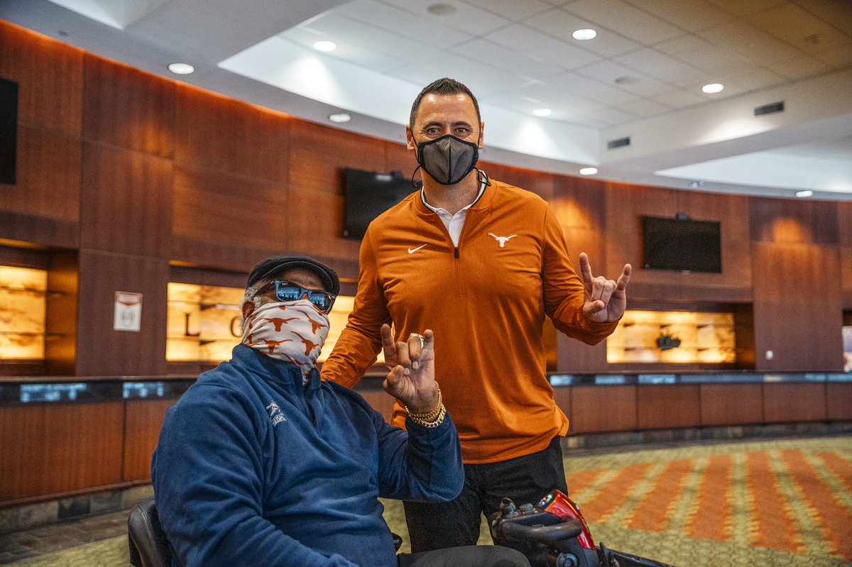 TexasFootball's tweet photo. 🐐🤘
@EarlCCampbell @CoachSark https://t.co/p1abfoCCfP