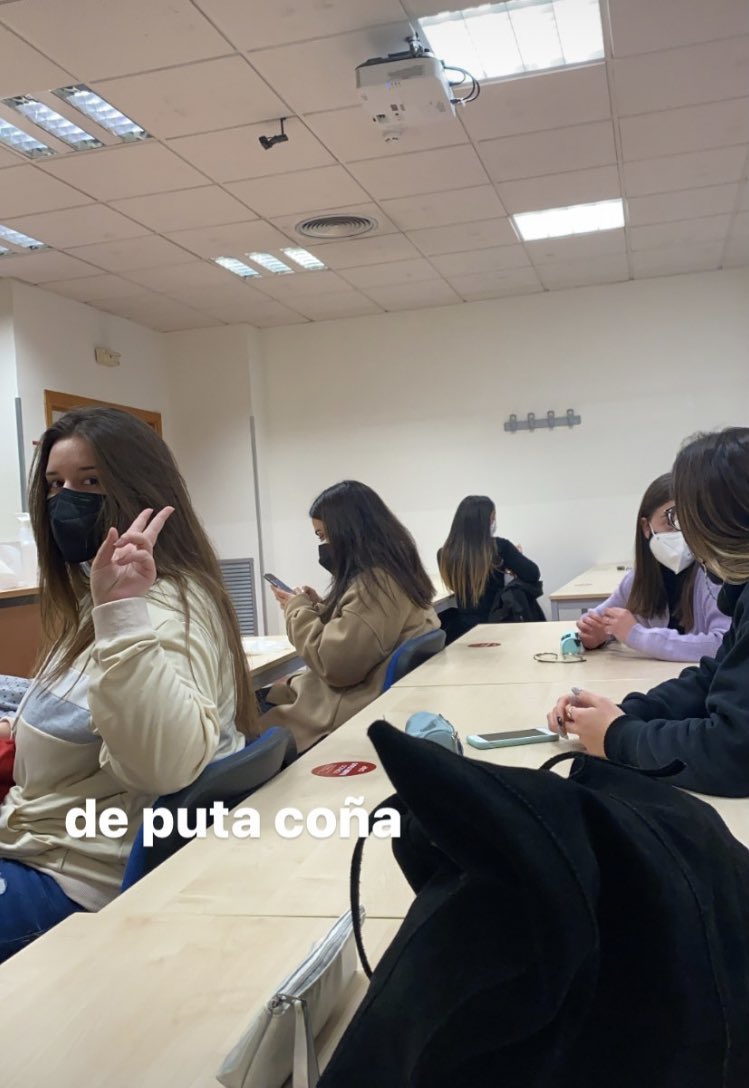 _elenalopezz's tweet photo. increíble la separación que había hoy para un examen en la facultad de educación xddd @UMU https://t.co/Iptrfp5TFC