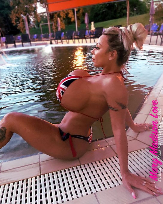 Remembrance of Mary at the pool! The pose is majestic and very sexy . 🔥🔥 Mary's curves are so exceptional