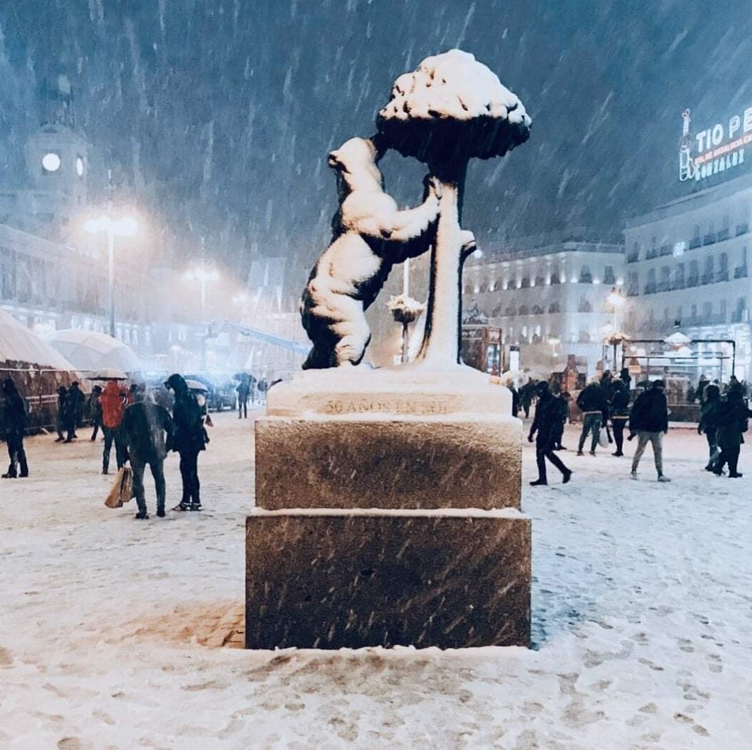 ❄️ Feliz semana blanca, si puede ser en casa mucho mejor ❄️ #PuertadelSol #OsoyMadroño #LovingMadrid #BorrascaFilomena #cuidadoyprecaución @mataderomadrid