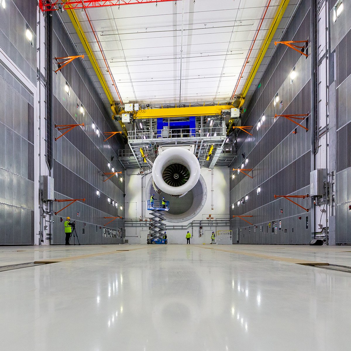 RollsRoyce's tweet image. Here’s a sneak preview of the 1st engine to run on our new Testbed 80. When officially opened, it will be the largest indoor aerospace testbed in the world. With an internal area of 7,500m2, it’s bigger than a Premiership football pitch #IntelligentEngine ow.ly/o7Ta50D8HC0