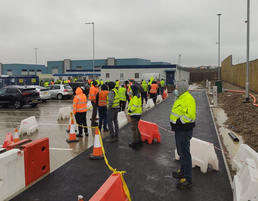 Also, in Ashford drivers have to wait up to 4 hours outside in the rain in the queue to the customs office: Cc:  @donnyc1975,  @mrjamesob  @BBCSangita  @aljwhite Source in PL:  https://40ton.net/przerzucanie-z-parkingu-do-parkingu-piesze-kolejki-oraz-kary-anglia-juz-sie-korkuje4/4